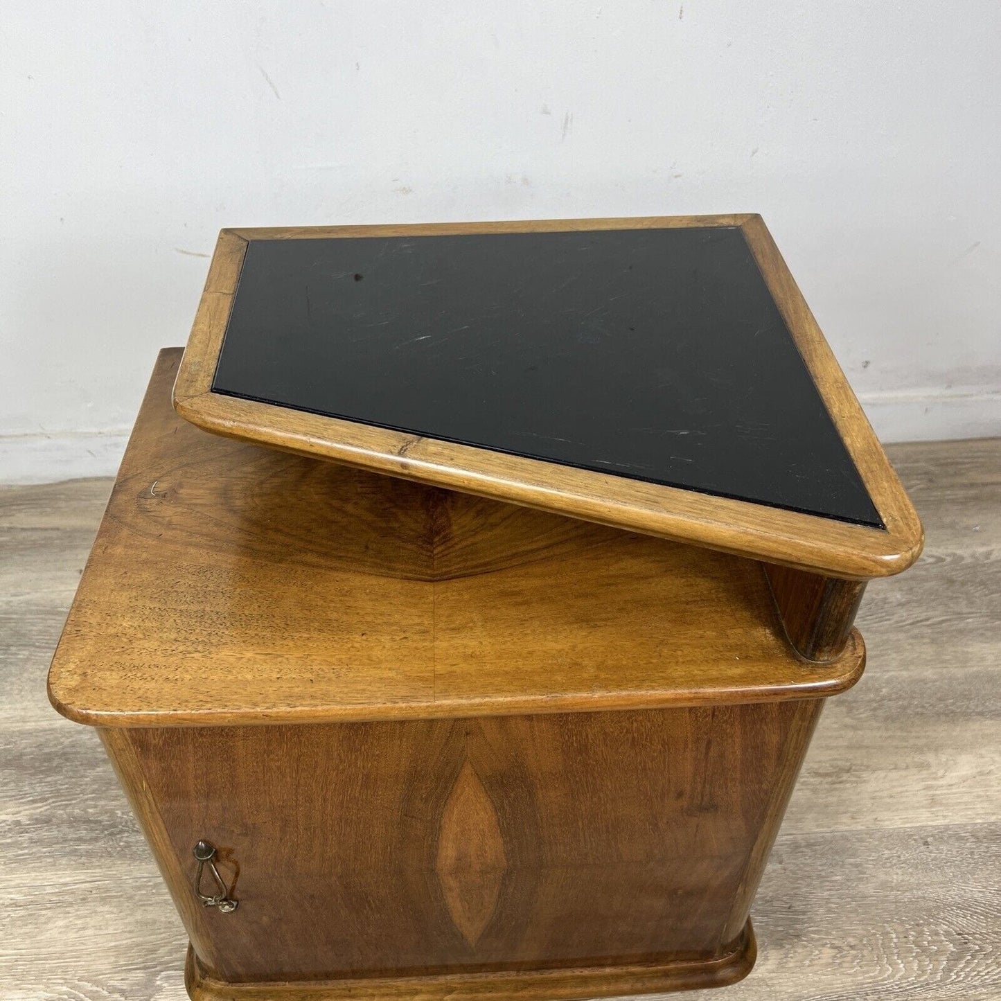 Tavolino antico stile art deco Comodino mobile vintage in legno modernariato Categoria  Comodini