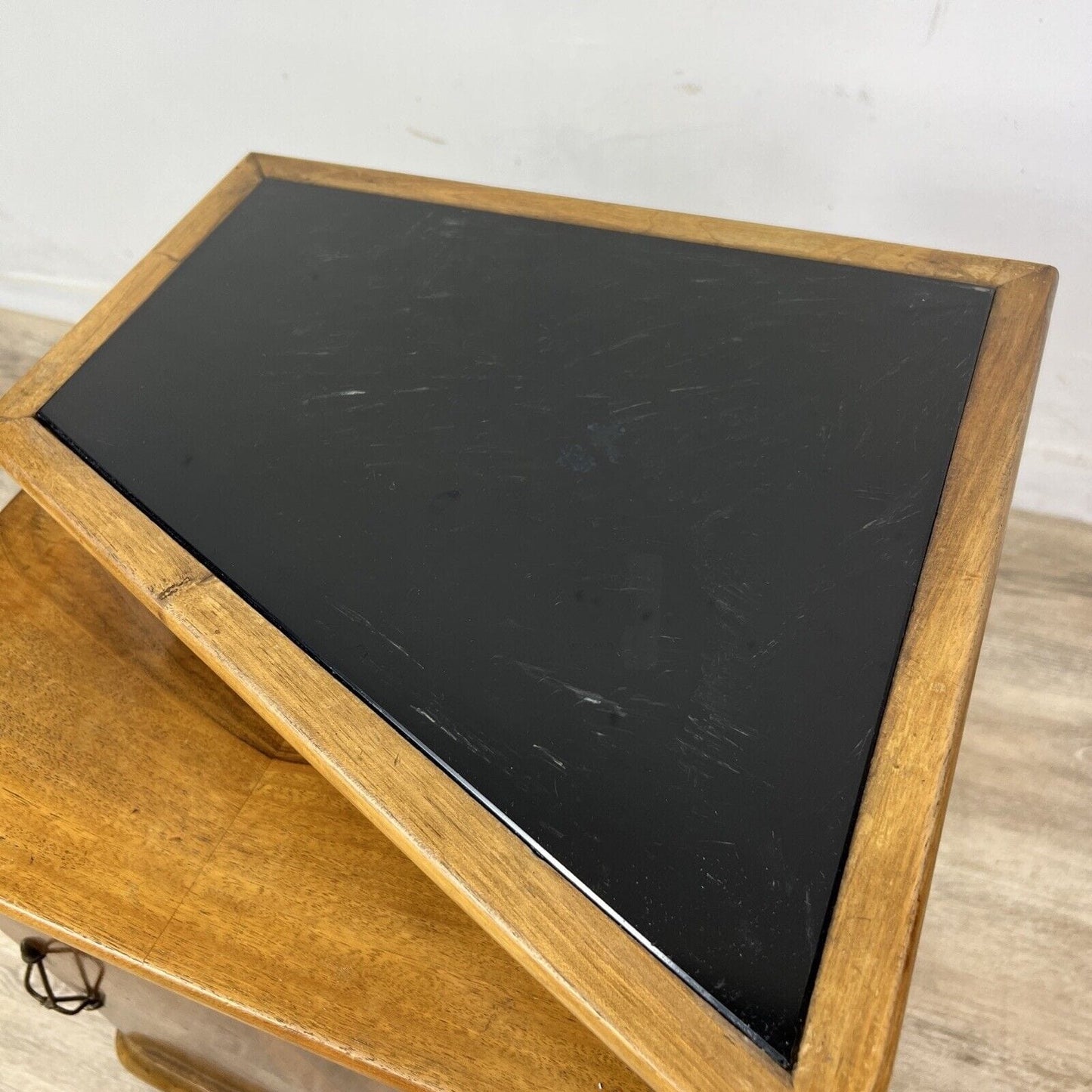 Tavolino antico stile art deco Comodino mobile vintage in legno modernariato Categoria  Comodini