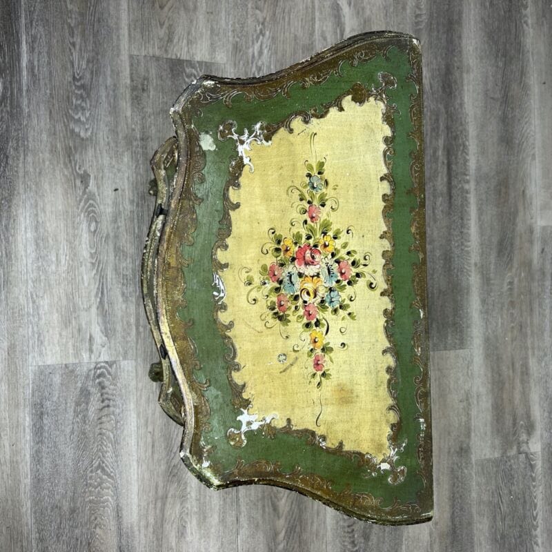 Tavolino con cassetti laccato comodino dipinto in stile veneziano mobile antico Categoria  Comò & Cassettiere