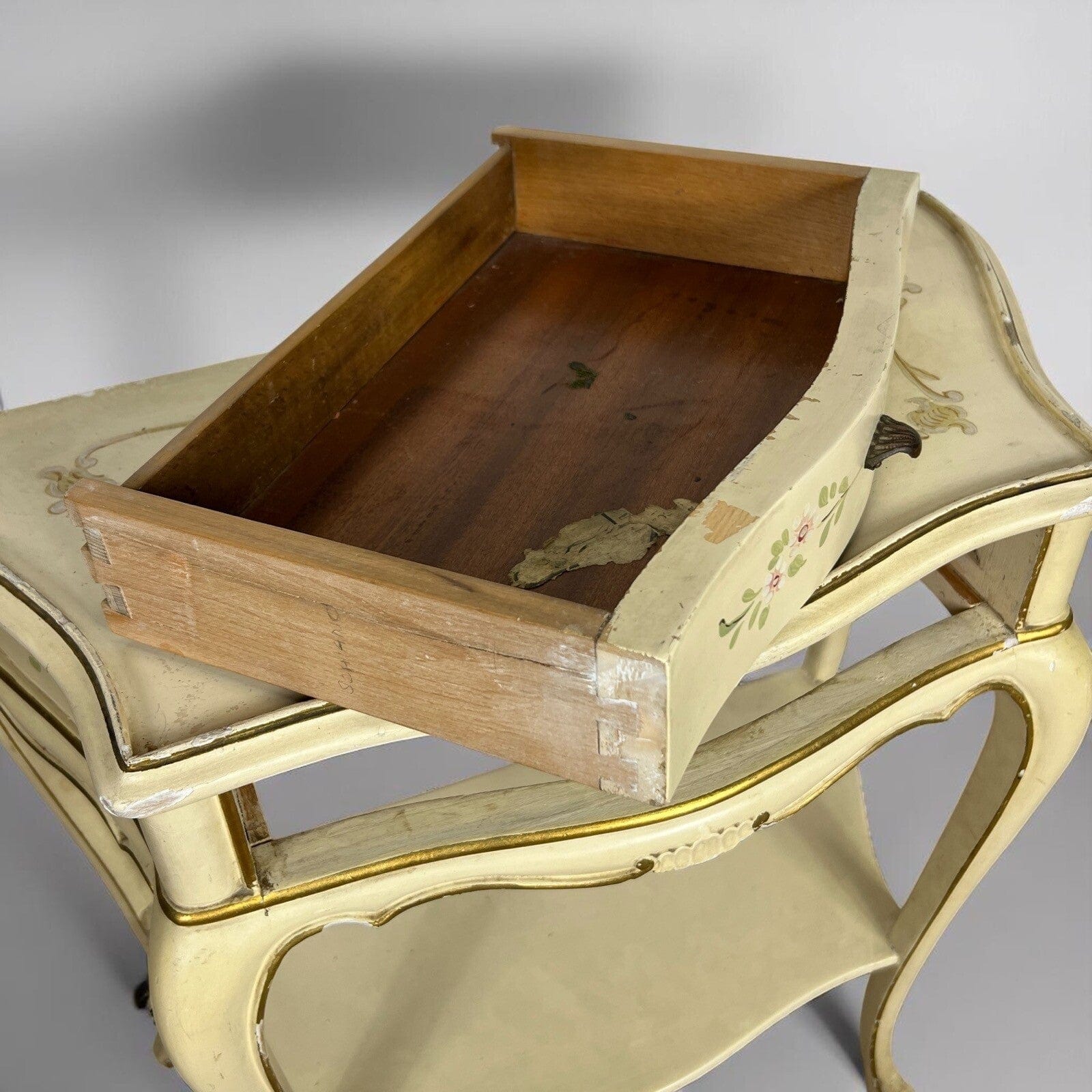 Tavolino con cassetto laccato comodino dipinto in stile veneziano mobile antico Categoria  Comodini