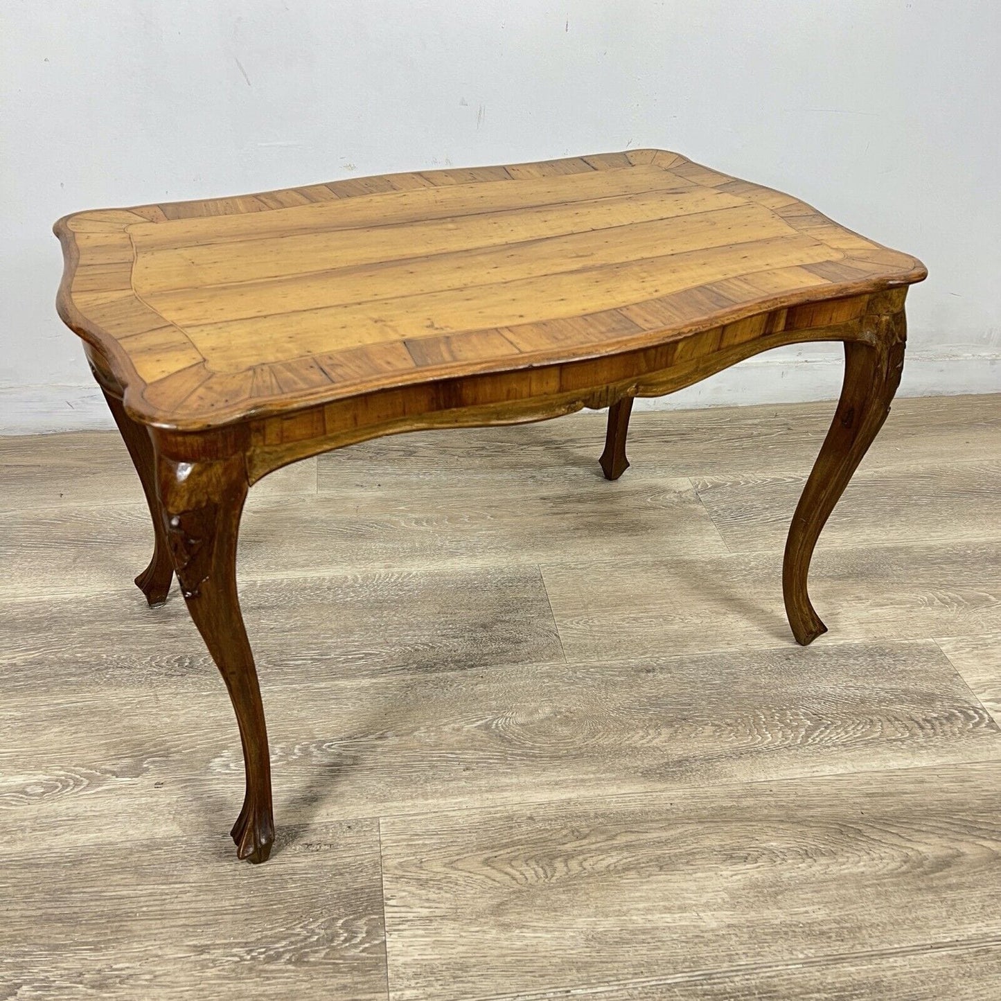 Tavolino da salotto antico basso in legno di noce biondo Stile barocchetto Categoria Tavoli - tavolinetti