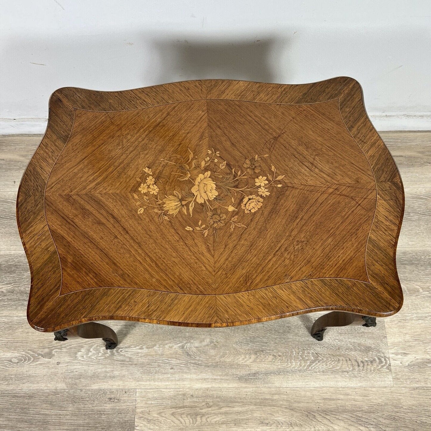 Tavolino da salotto antico basso in legno di palissandro biondo Stile Luigi XV Categoria  Tavoli - tavolinetti