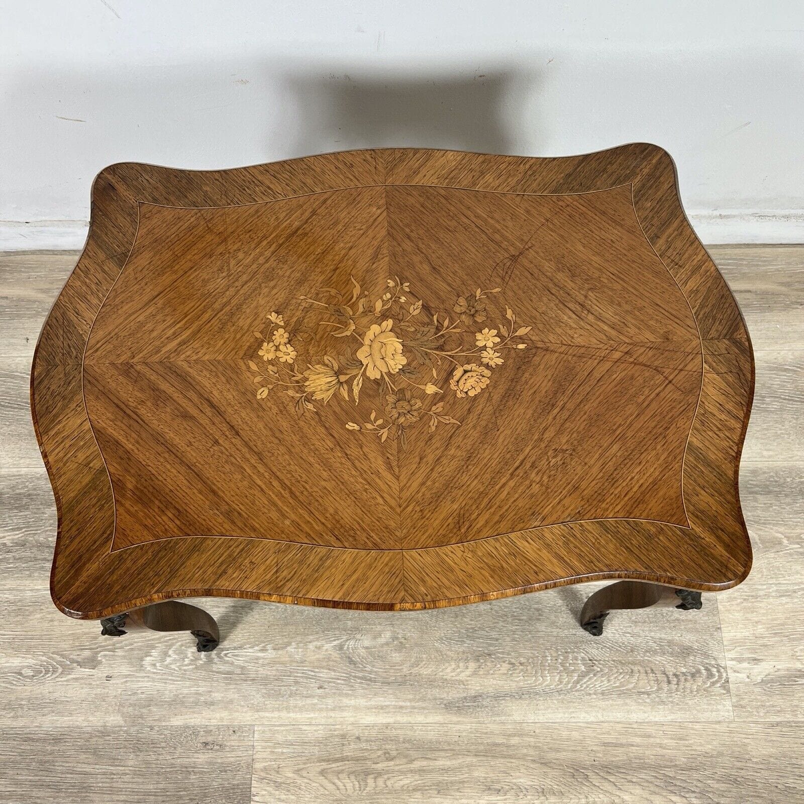 Tavolino da salotto antico basso in legno di palissandro biondo Stile Luigi XV Categoria  Tavoli - tavolinetti