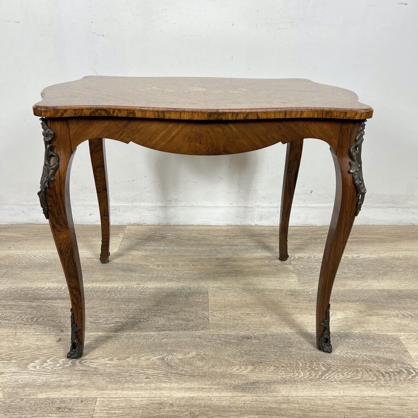 Tavolino da salotto antico basso in legno di palissandro biondo Stile Luigi XV Categoria  Tavoli - tavolinetti