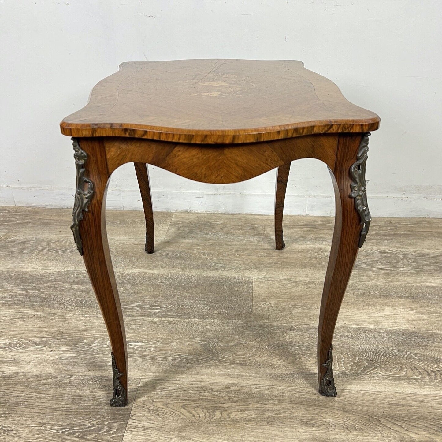 Tavolino da salotto antico basso in legno di palissandro biondo Stile Luigi XV Categoria  Tavoli - tavolinetti