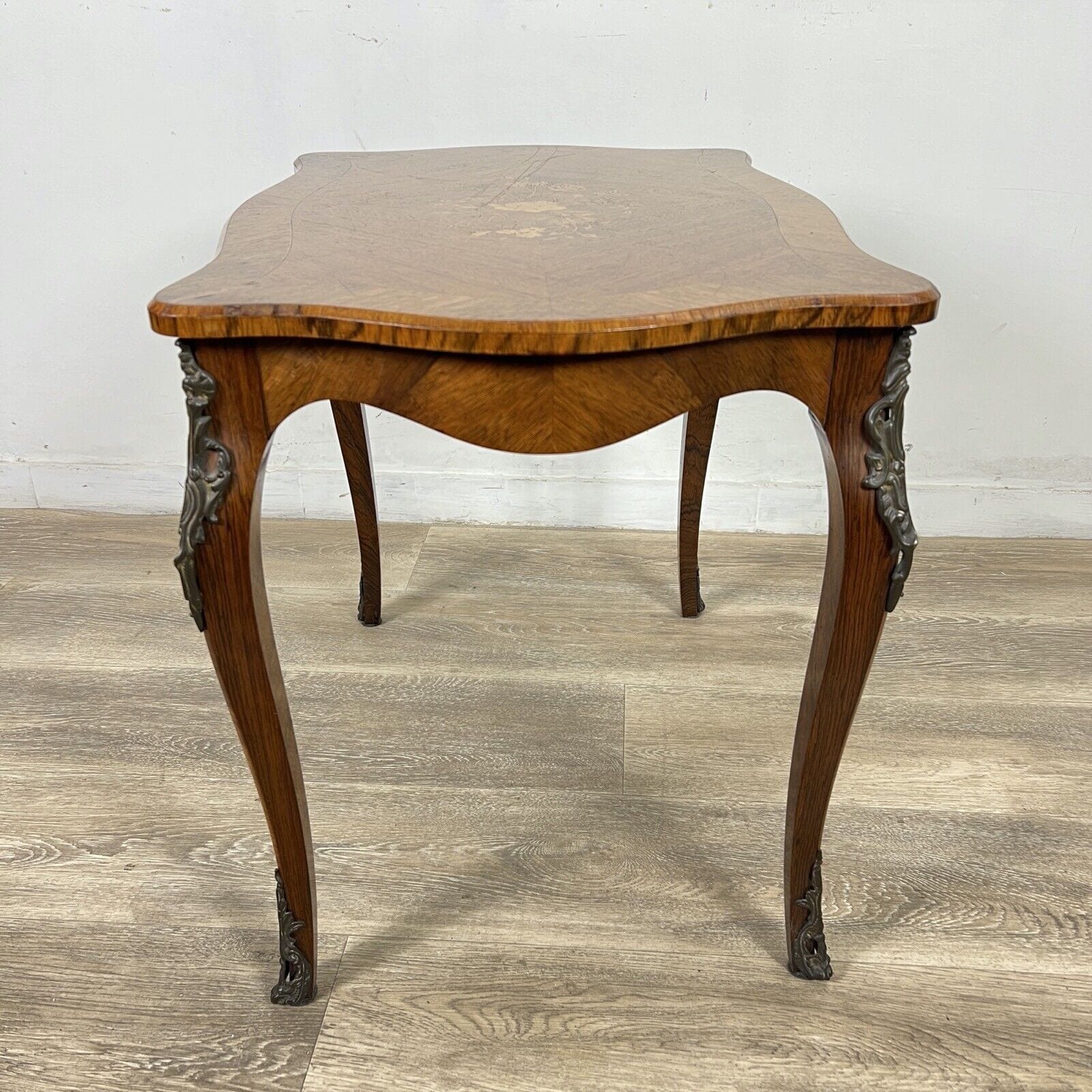 Tavolino da salotto antico basso in legno di palissandro biondo Stile Luigi XV Categoria  Tavoli - tavolinetti