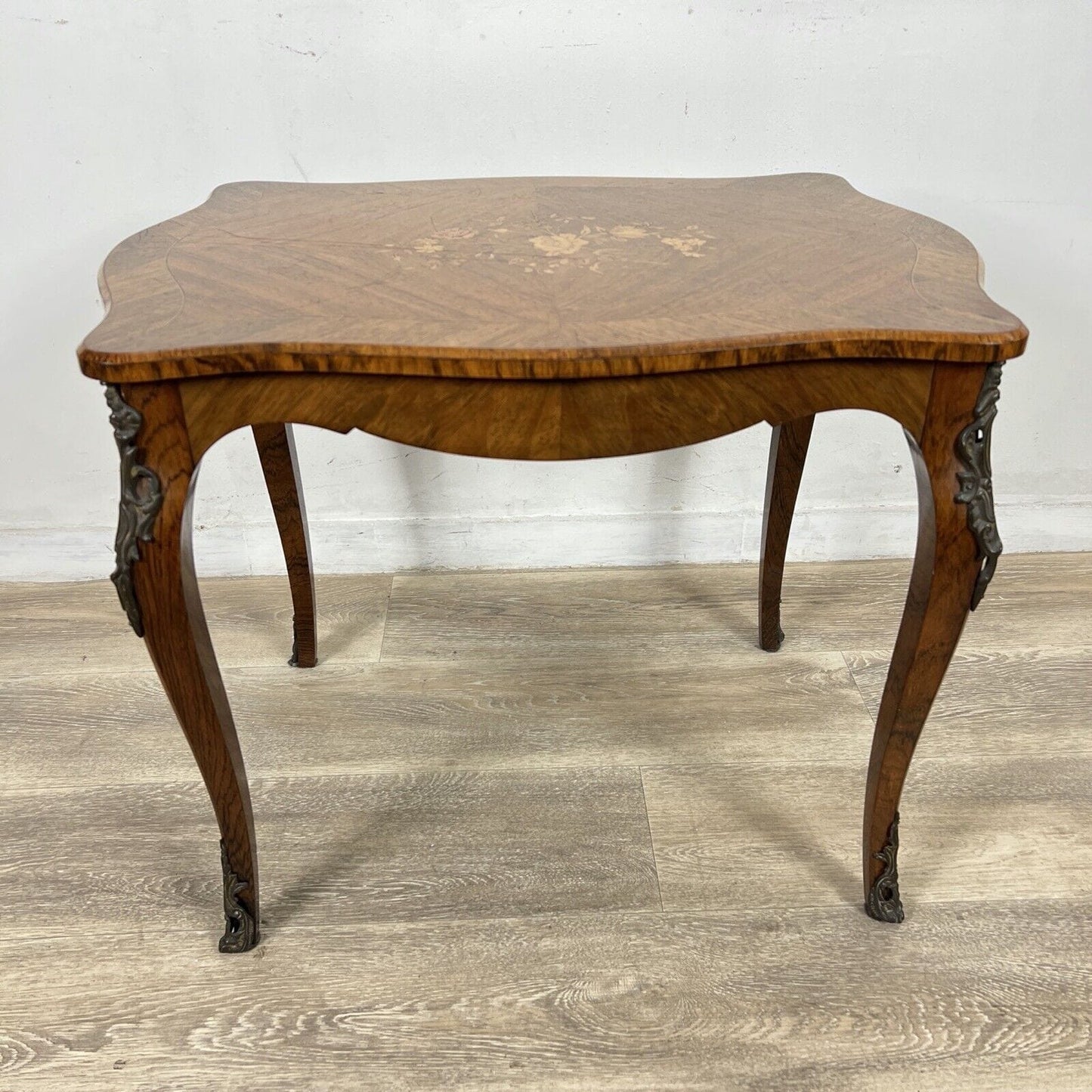 Tavolino da salotto antico basso in legno di palissandro biondo Stile Luigi XV Categoria  Tavoli - tavolinetti