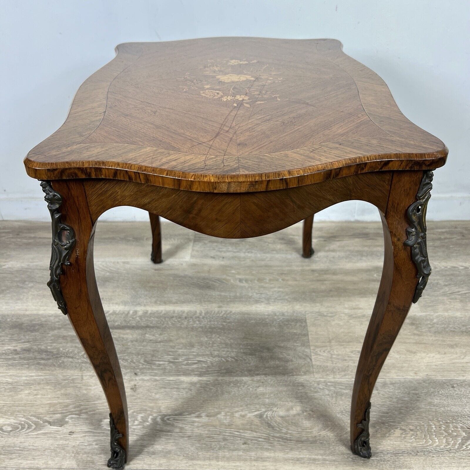 Tavolino da salotto antico basso in legno di palissandro biondo Stile Luigi XV Categoria  Tavoli - tavolinetti