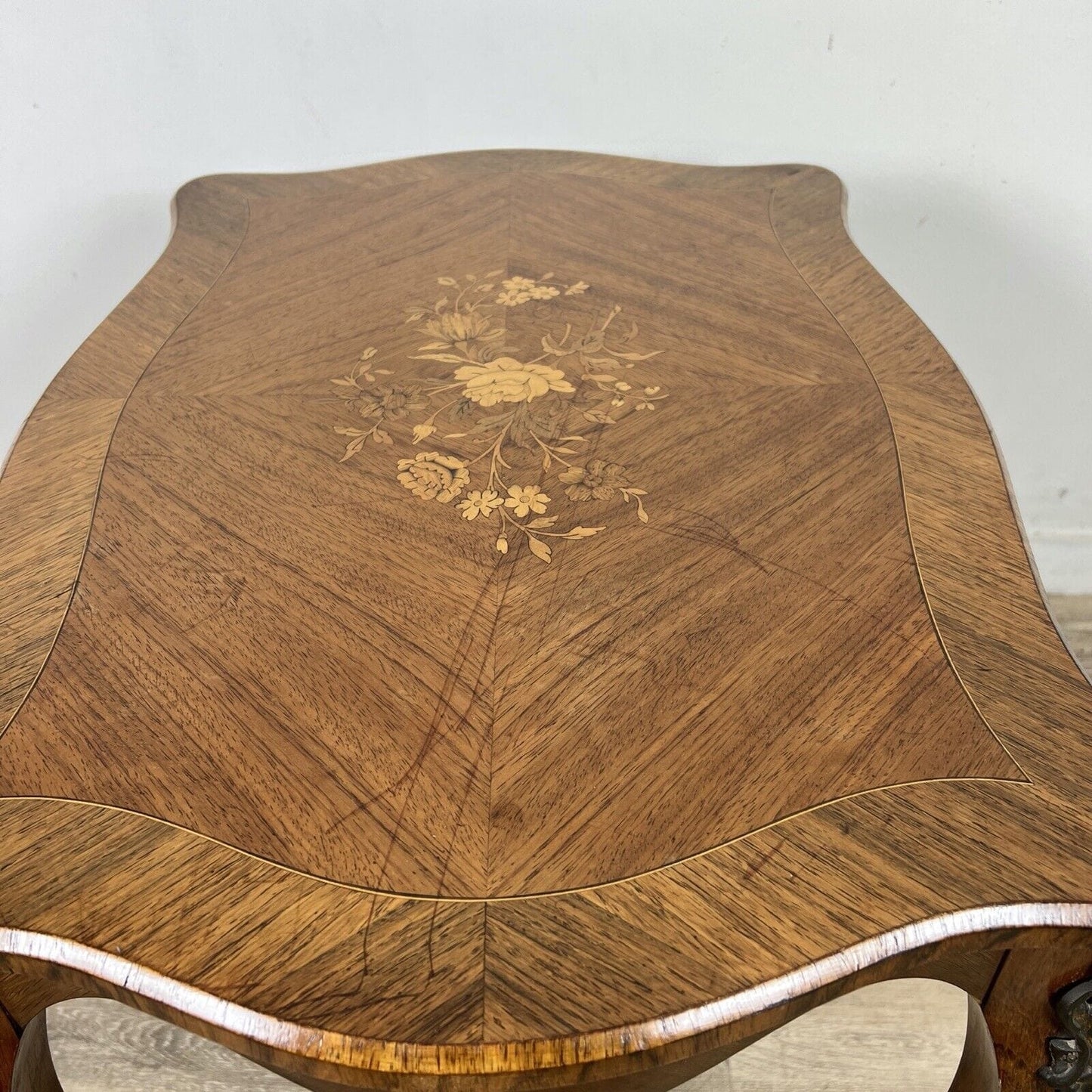 Tavolino da salotto antico basso in legno di palissandro biondo Stile Luigi XV Categoria  Tavoli - tavolinetti