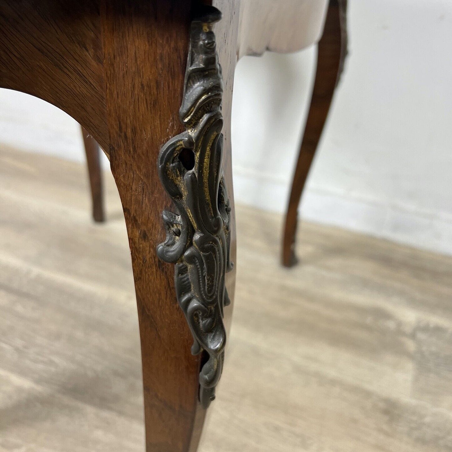 Tavolino da salotto antico basso in legno di palissandro biondo Stile Luigi XV Categoria  Tavoli - tavolinetti