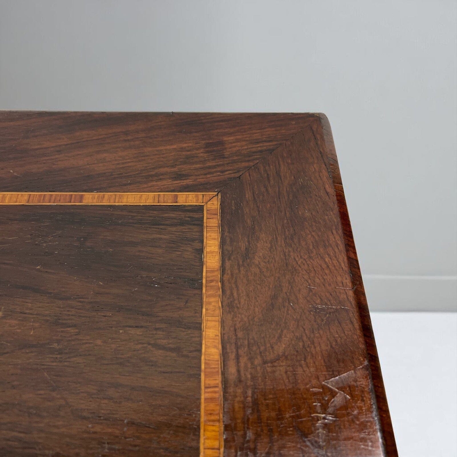 Tavolino da salotto antico in stile LUIGI XVI Epoca 900 Tavolo basso Intarsiato Categoria  Comodini