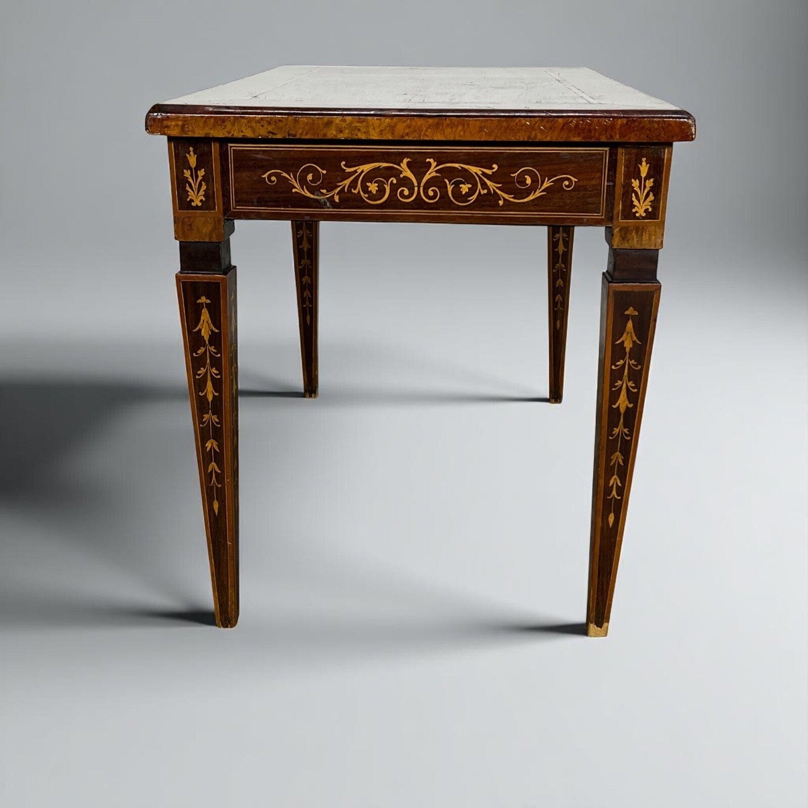 Tavolino da salotto antico in stile LUIGI XVI Epoca 900 Tavolo basso Intarsiato Categoria  Comodini