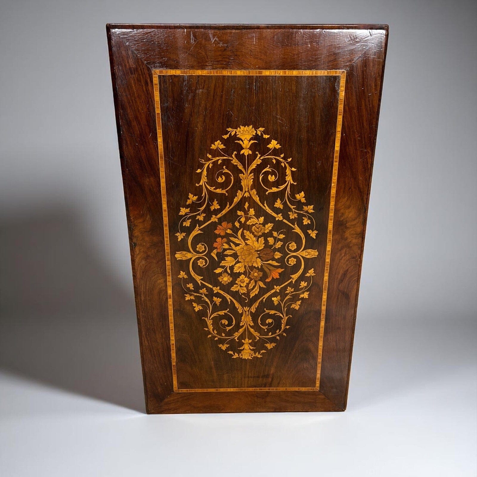 Tavolino da salotto antico in stile LUIGI XVI Epoca 900 Tavolo basso Intarsiato Categoria  Comodini