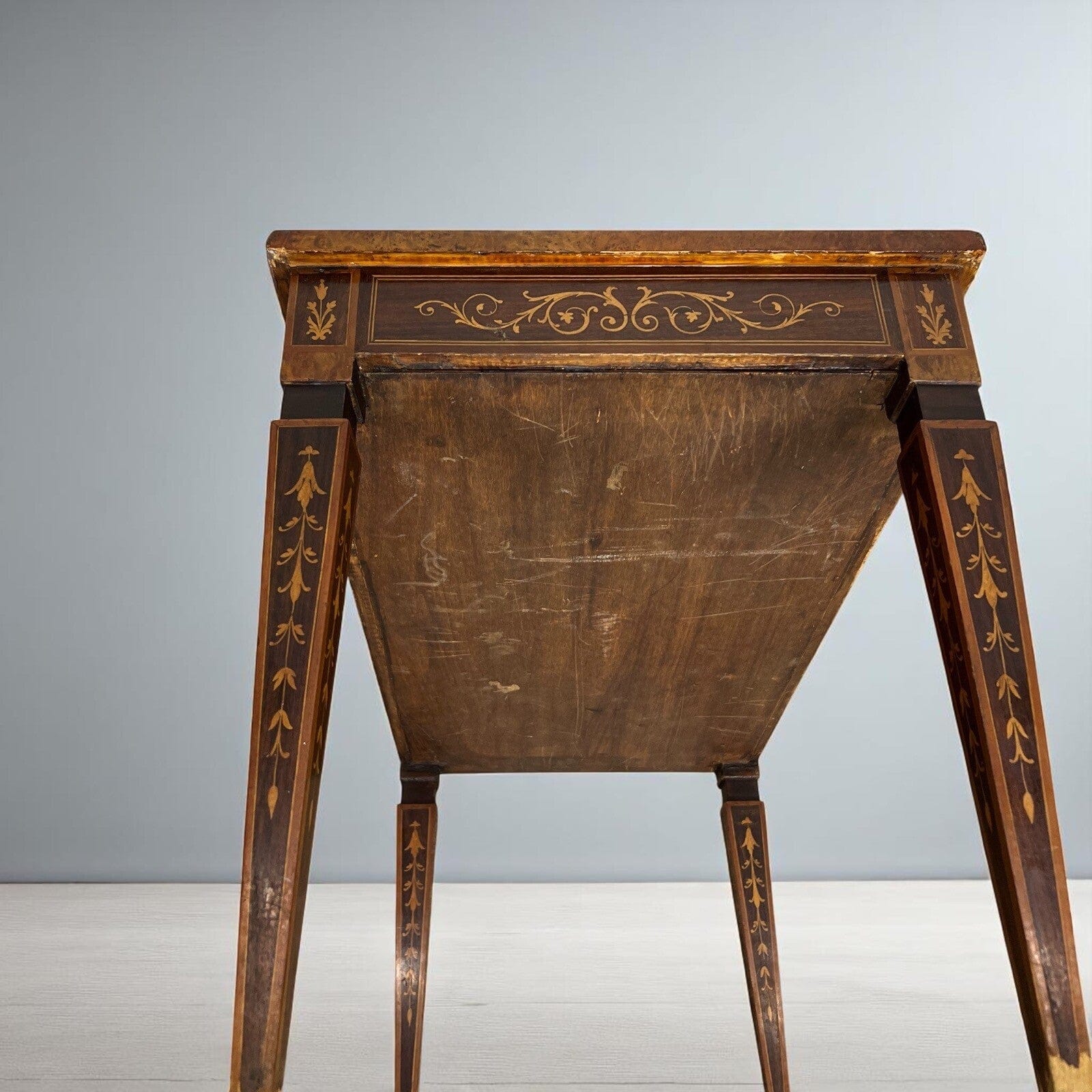 Tavolino da salotto antico in stile LUIGI XVI Epoca 900 Tavolo basso Intarsiato Categoria  Comodini