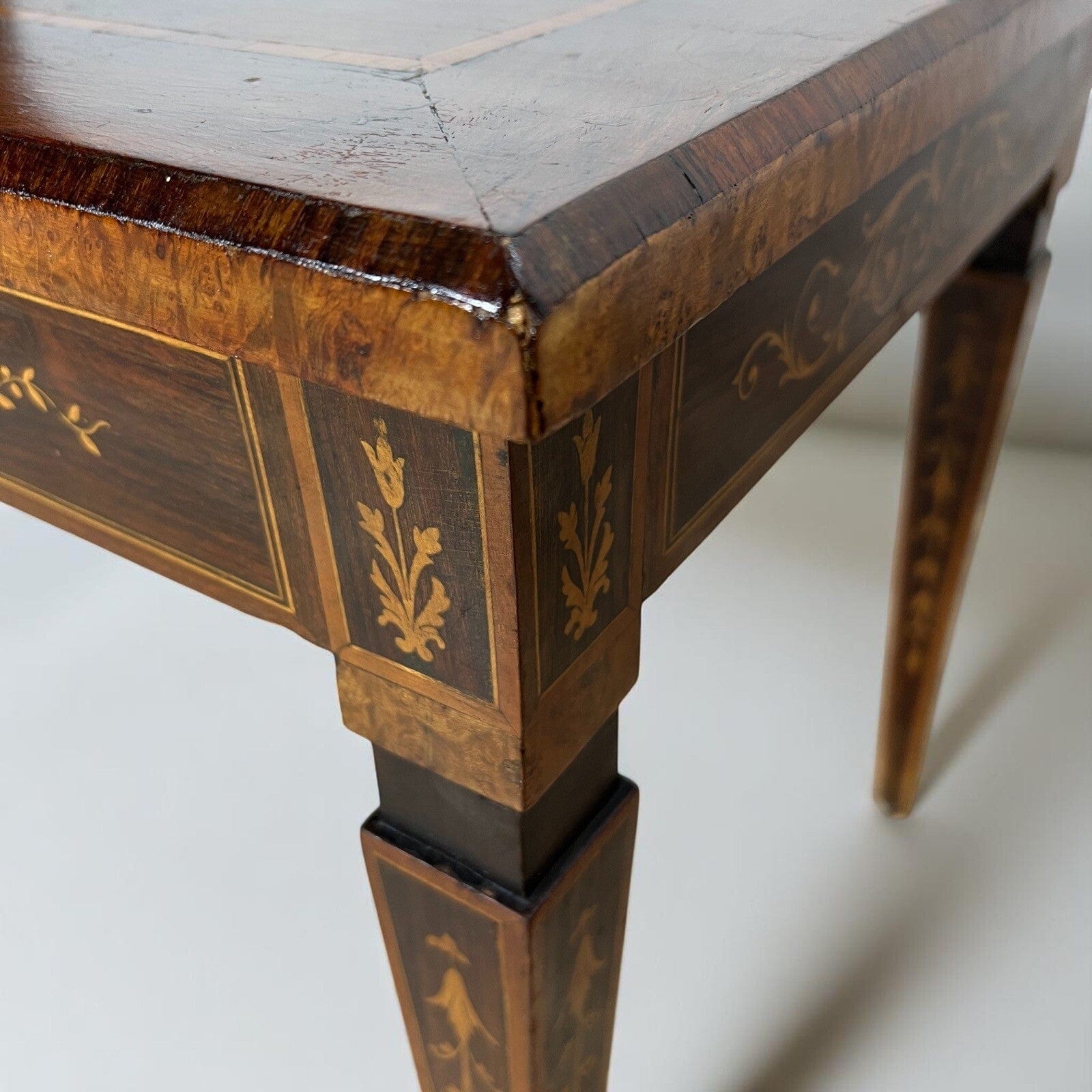 Tavolino da salotto antico in stile LUIGI XVI Epoca 900 Tavolo basso Intarsiato Categoria  Comodini