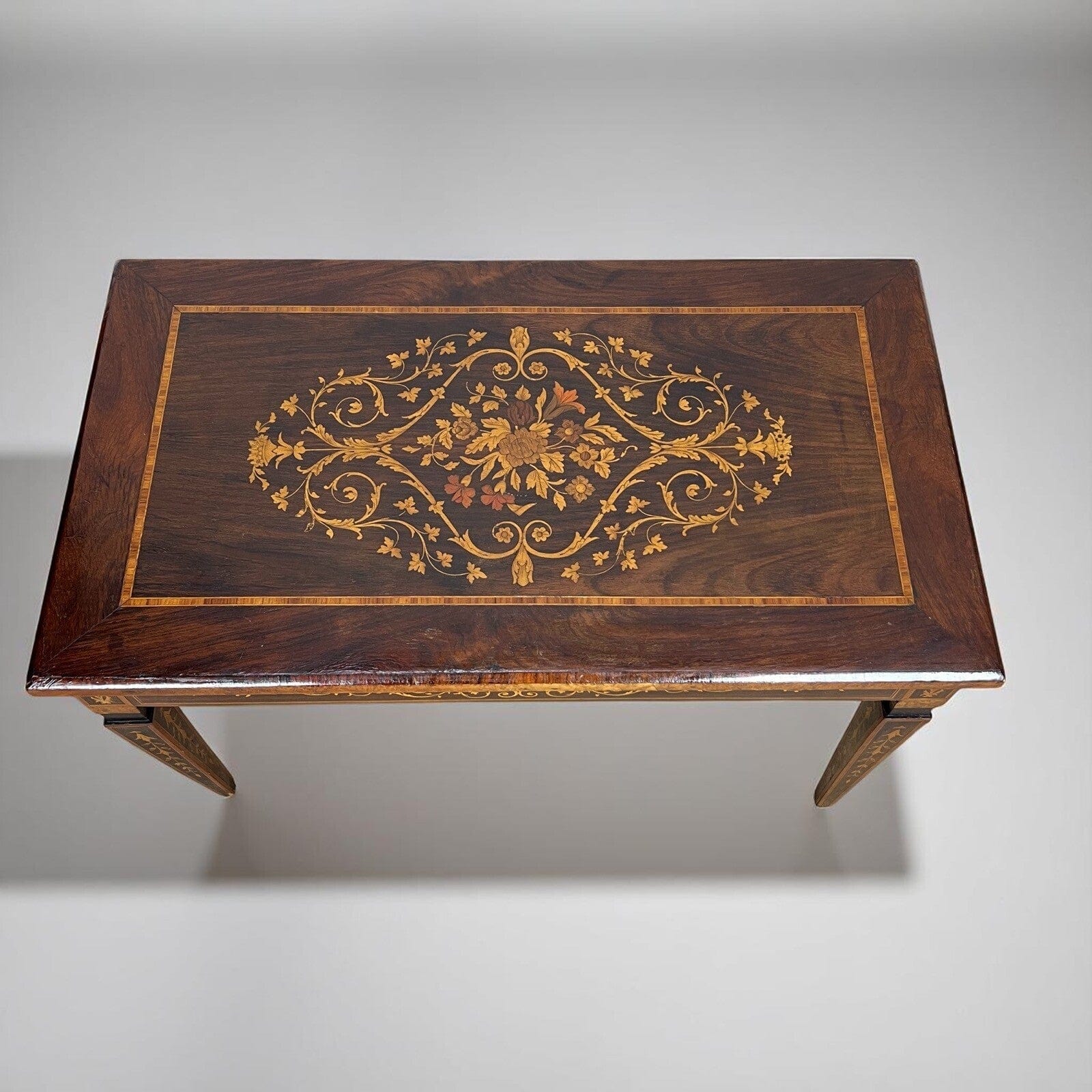 Tavolino da salotto antico in stile LUIGI XVI Epoca 900 Tavolo basso Intarsiato Categoria  Comodini