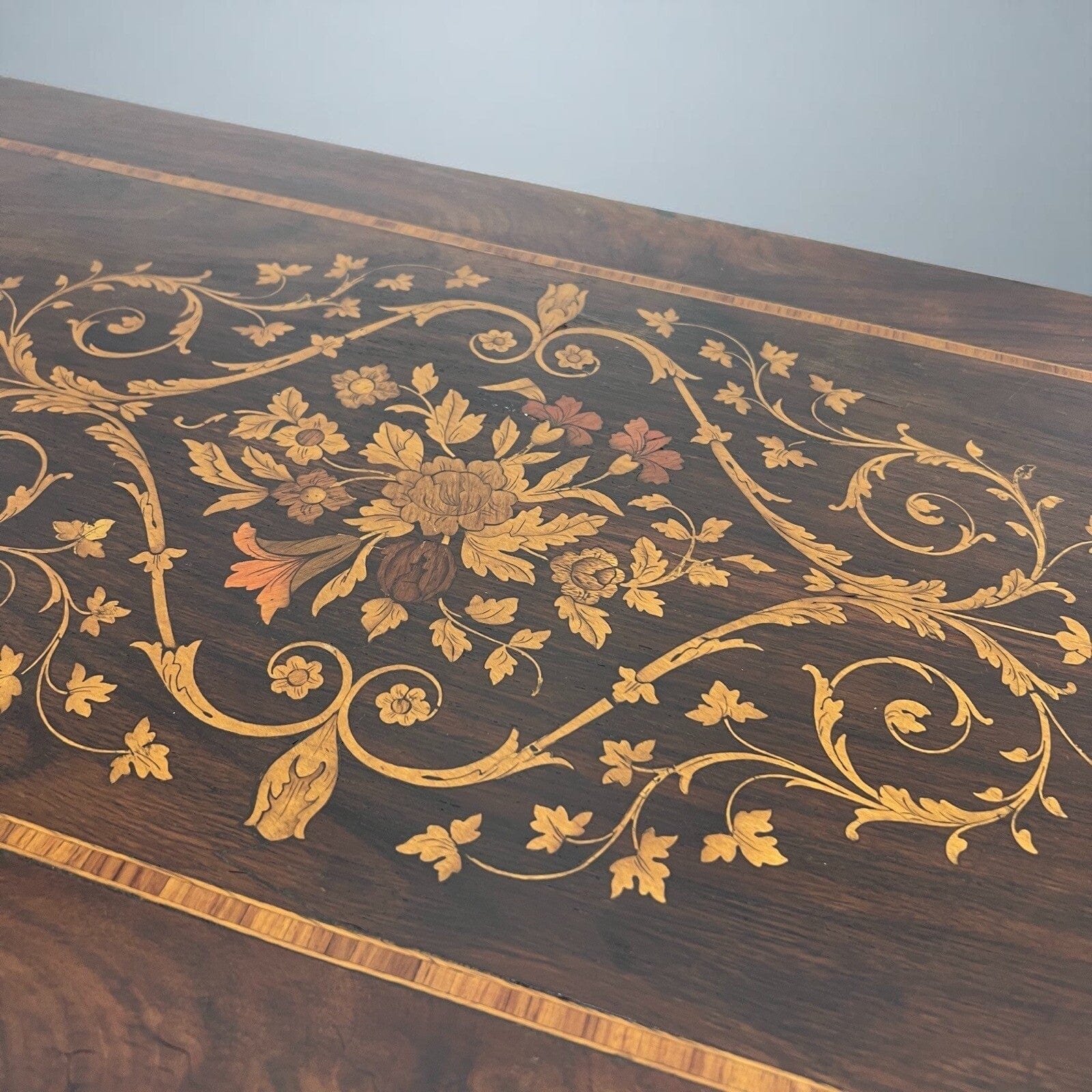 Tavolino da salotto antico in stile LUIGI XVI Epoca 900 Tavolo basso Intarsiato Categoria  Comodini