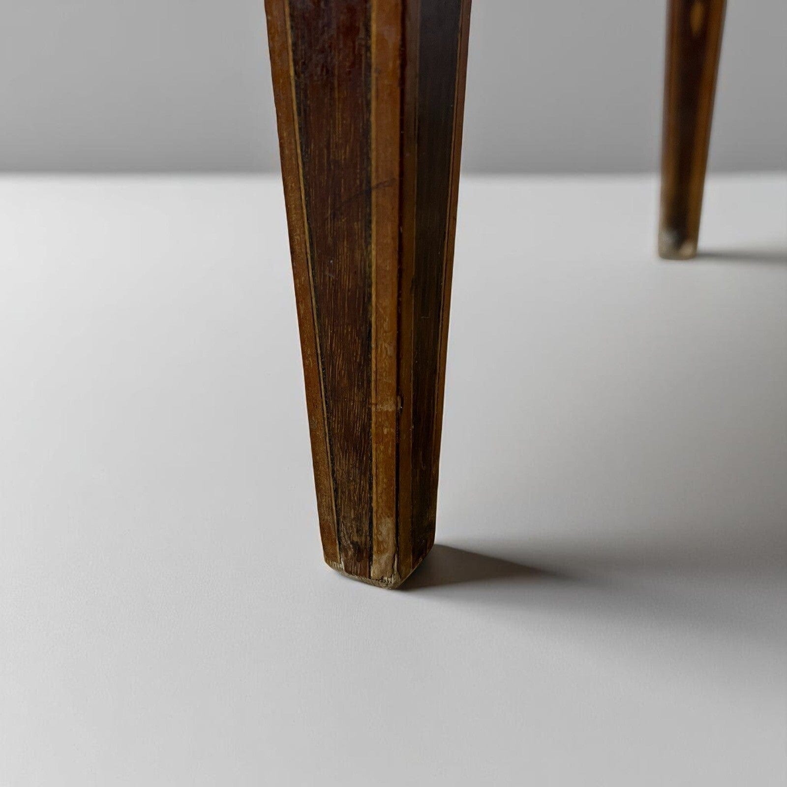 Tavolino da salotto antico in stile LUIGI XVI Epoca 900 Tavolo basso Intarsiato Categoria  Comodini