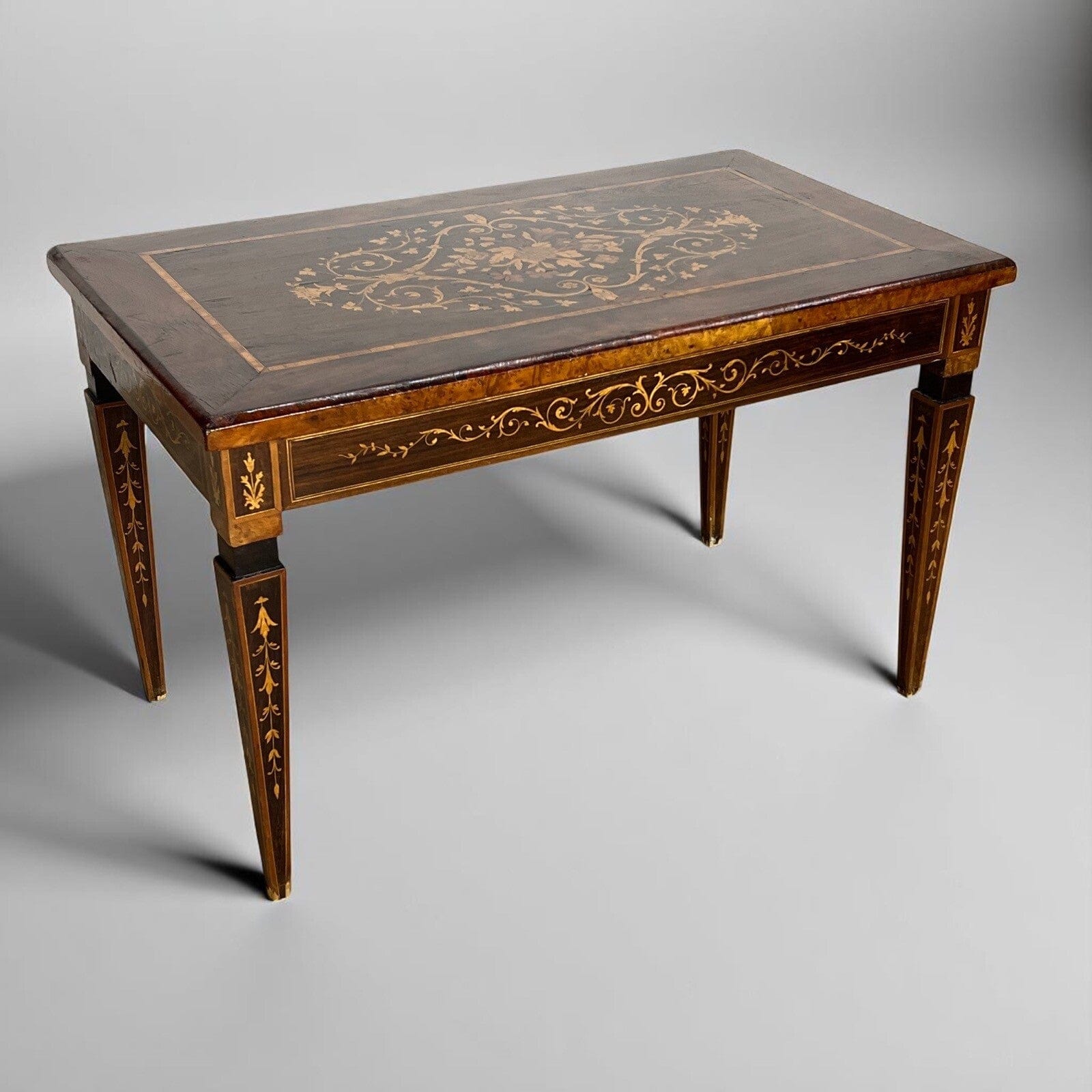 Tavolino da salotto antico in stile LUIGI XVI Epoca 900 Tavolo basso Intarsiato Categoria  Comodini