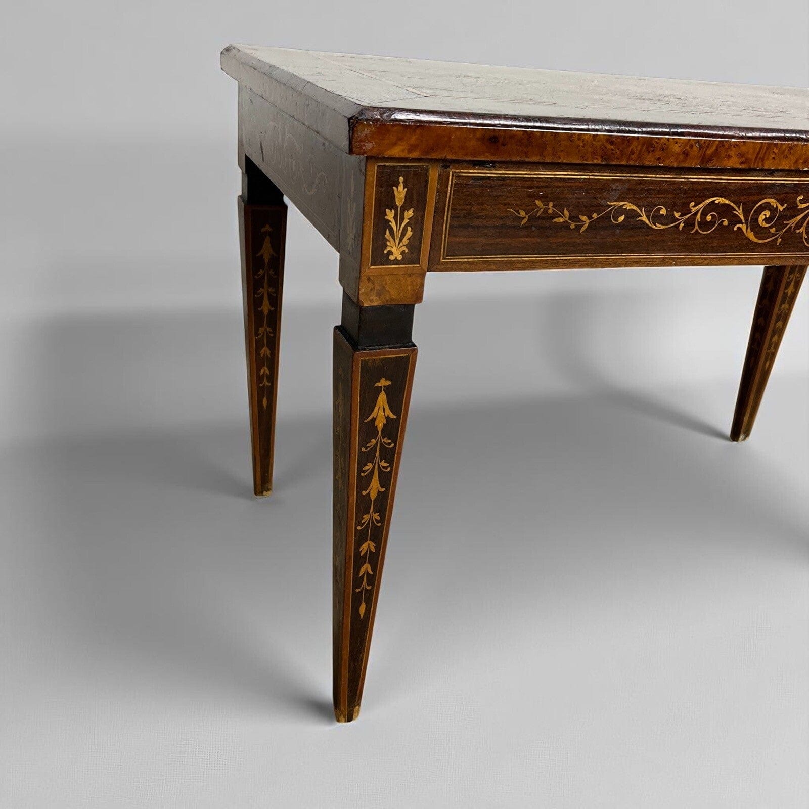 Tavolino da salotto antico in stile LUIGI XVI Epoca 900 Tavolo basso Intarsiato Categoria  Comodini