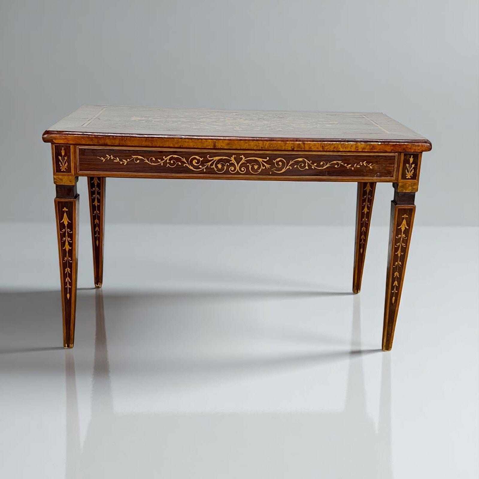 Tavolino da salotto antico in stile LUIGI XVI Epoca 900 Tavolo basso Intarsiato Categoria  Comodini