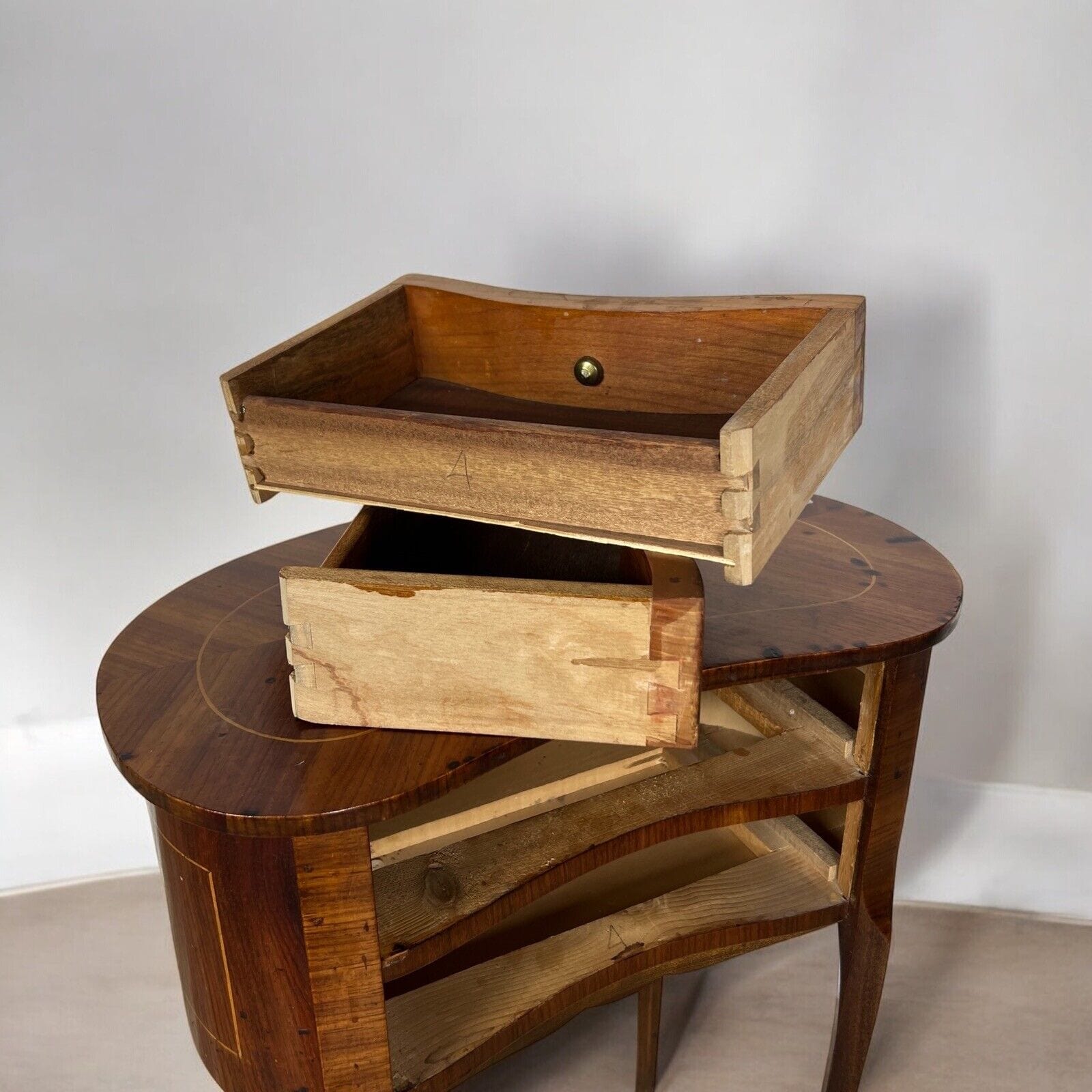 Tavolino intarsiato stile antico Luigi XV Mobile porta telefono con 2 cassetti Categoria  Tavoli - tavolinetti