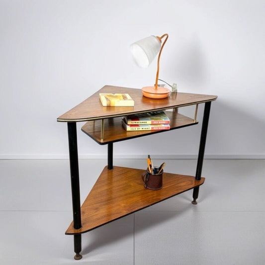 Tavolino Mid Century in legno teak mobile ad angolo tavolino con ripiani anni 50 Categoria  Vetrine
