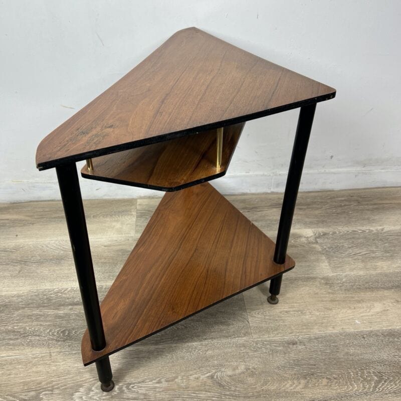 Tavolino Mid Century in legno teak mobile ad angolo tavolino con ripiani anni 50 Categoria  Vetrine