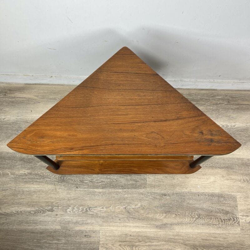 Tavolino Mid Century in legno teak mobile ad angolo tavolino con ripiani anni 50 Categoria  Vetrine