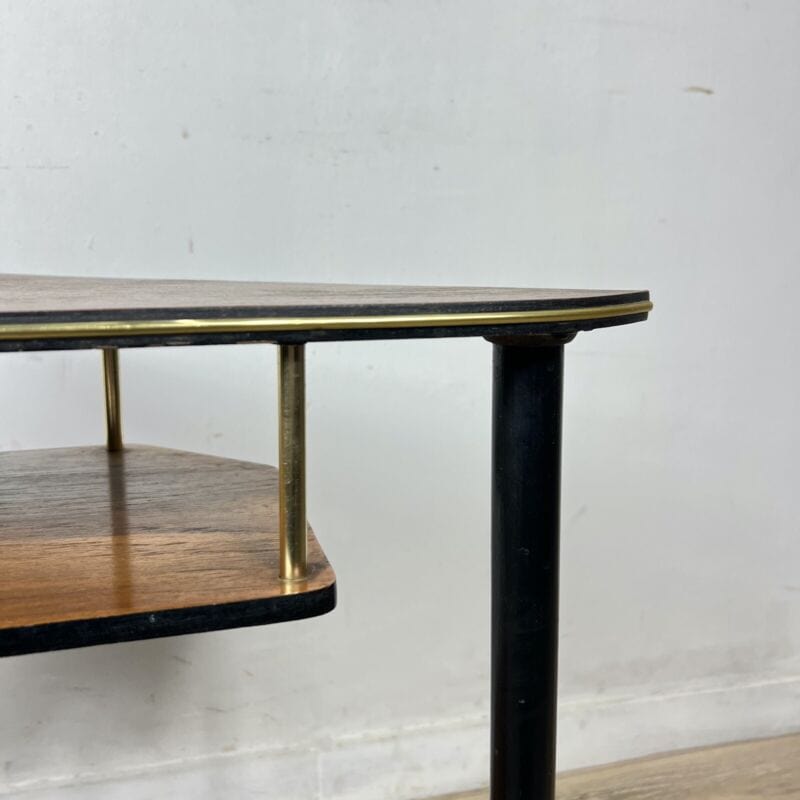 Tavolino Mid Century in legno teak mobile ad angolo tavolino con ripiani anni 50 Categoria  Vetrine