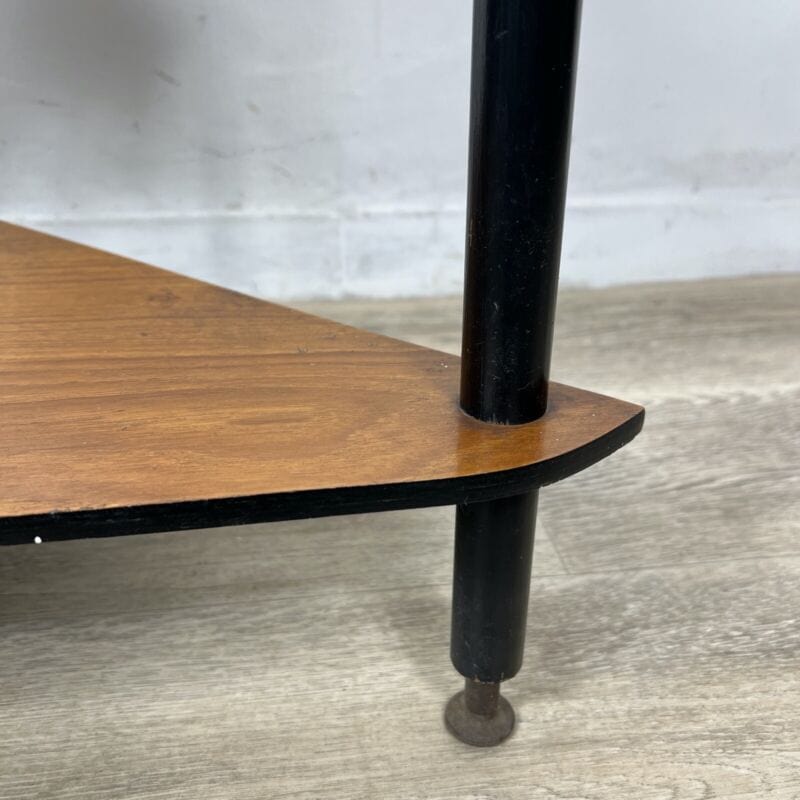 Tavolino Mid Century in legno teak mobile ad angolo tavolino con ripiani anni 50 Categoria  Vetrine