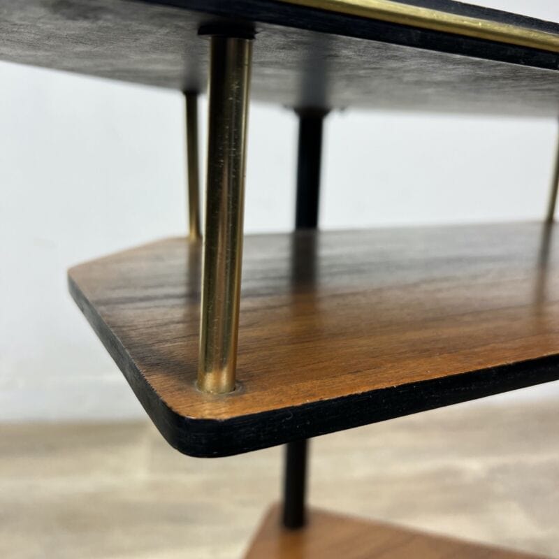 Tavolino Mid Century in legno teak mobile ad angolo tavolino con ripiani anni 50 Categoria  Vetrine
