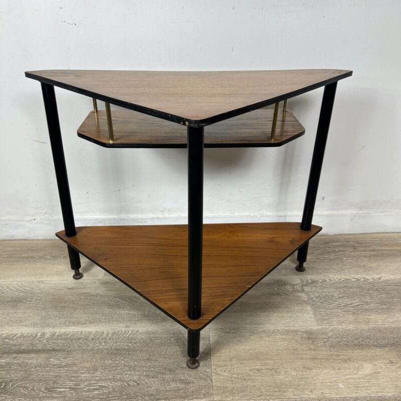 Tavolino Mid Century in legno teak mobile ad angolo tavolino con ripiani anni 50 Categoria  Vetrine