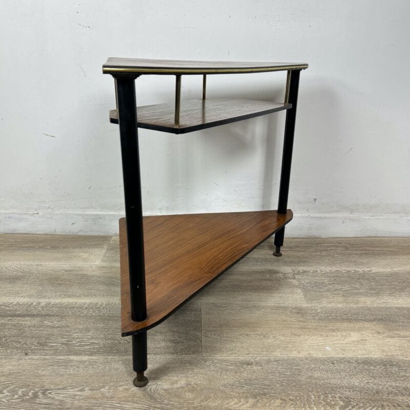 Tavolino Mid Century in legno teak mobile ad angolo tavolino con ripiani anni 50 Categoria  Vetrine