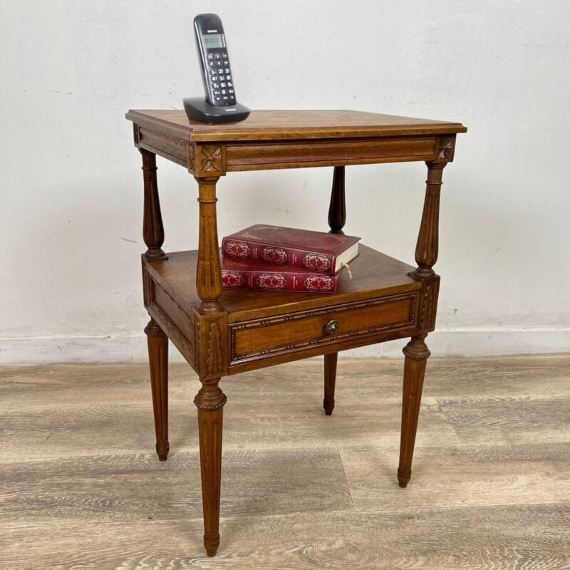 Tavolino Stile antico Comodino mobile vintage in legno porta telefono 2 ripiani Categoria  Arredamento