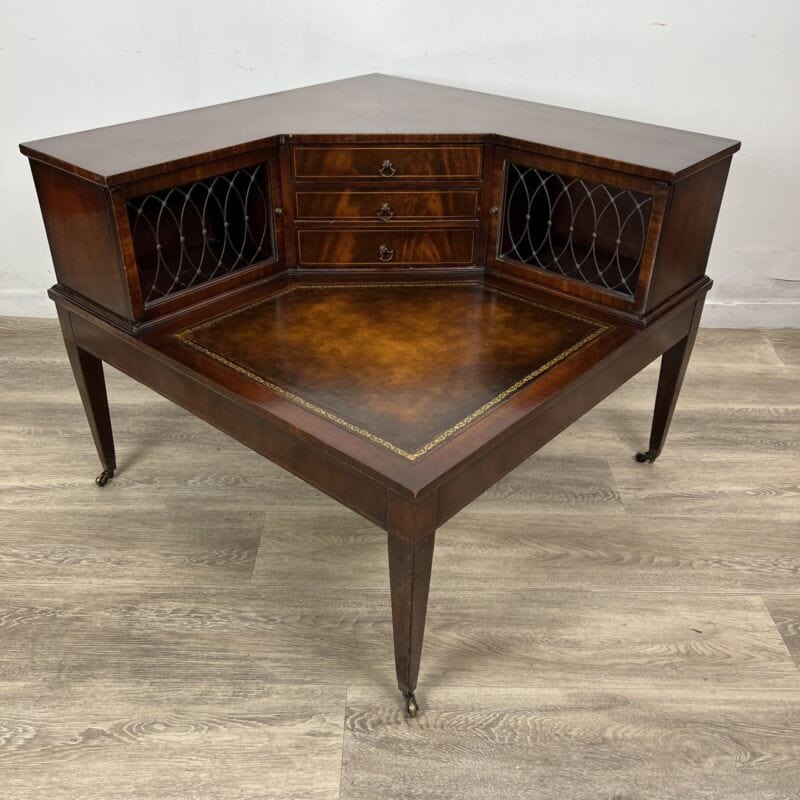 Tavolino tavolo antico ad angolo da salotto basso in legno piano pelle anni 1950 Categoria Tavoli - tavolinetti