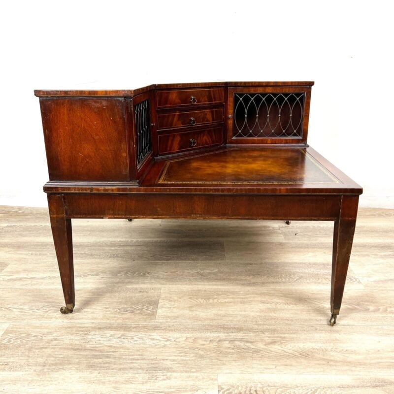 Tavolino tavolo antico ad angolo da salotto basso in legno piano pelle anni 1950 Categoria Tavoli - tavolinetti