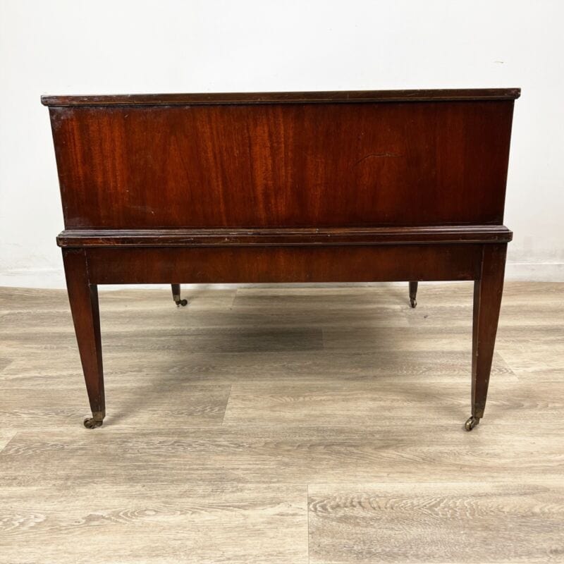 Tavolino tavolo antico ad angolo da salotto basso in legno piano pelle anni 1950 Categoria Tavoli - tavolinetti