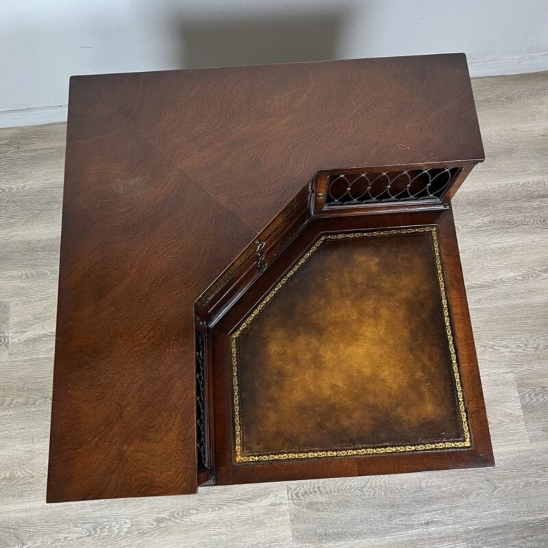 Tavolino tavolo antico ad angolo da salotto basso in legno piano pelle anni 1950 Categoria Tavoli - tavolinetti