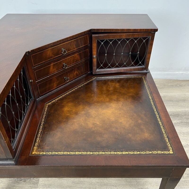 Tavolino tavolo antico ad angolo da salotto basso in legno piano pelle anni 1950 Categoria Tavoli - tavolinetti