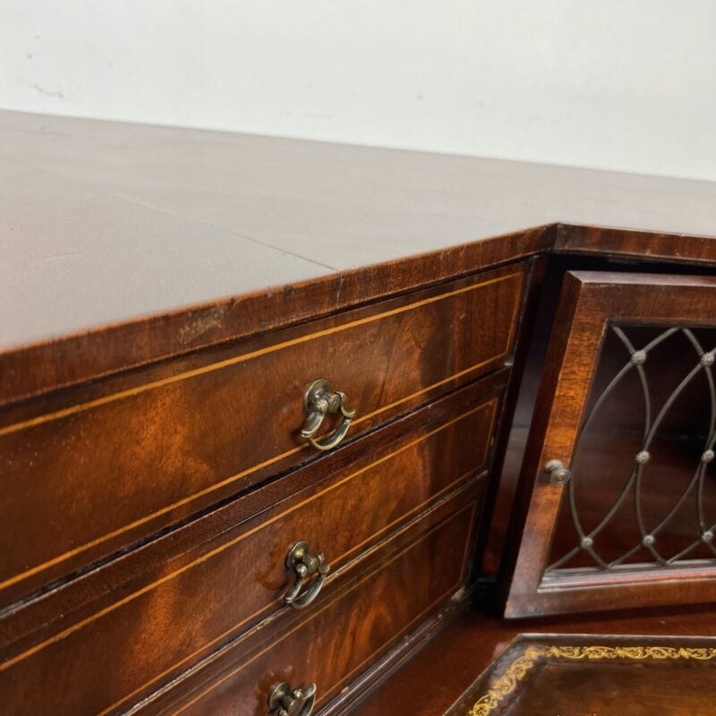 Tavolino tavolo antico ad angolo da salotto basso in legno piano pelle anni 1950 Categoria Tavoli - tavolinetti