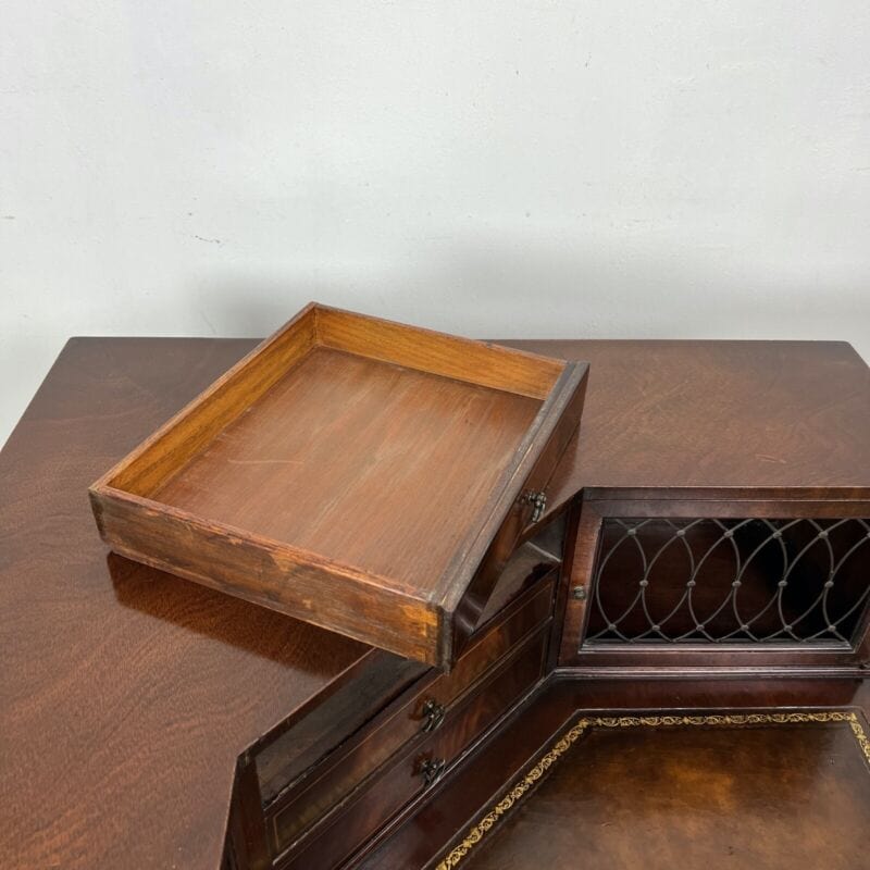 Tavolino tavolo antico ad angolo da salotto basso in legno piano pelle anni 1950 Categoria Tavoli - tavolinetti
