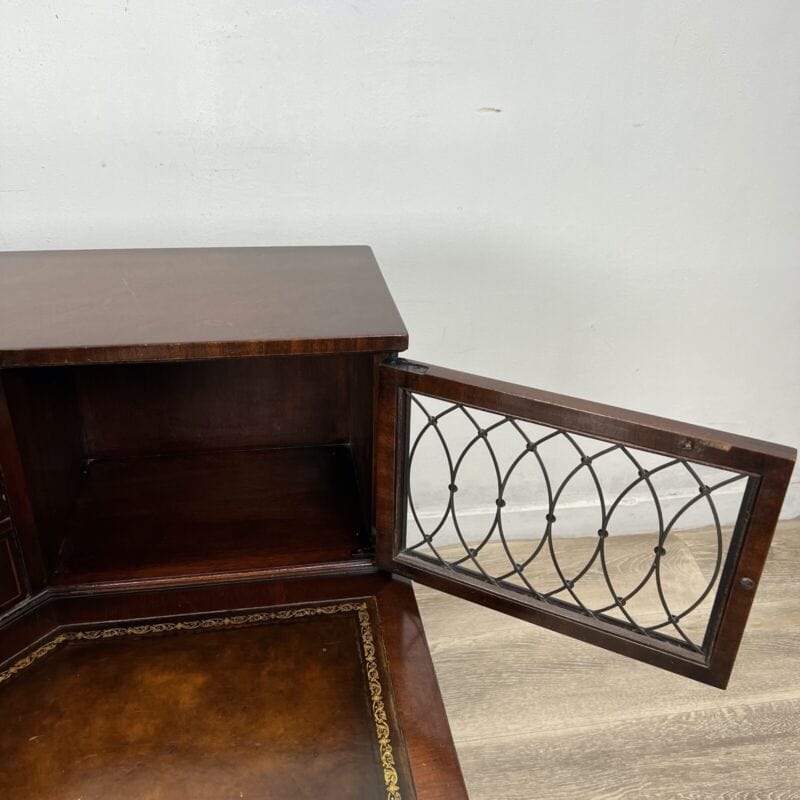 Tavolino tavolo antico ad angolo da salotto basso in legno piano pelle anni 1950 Categoria Tavoli - tavolinetti