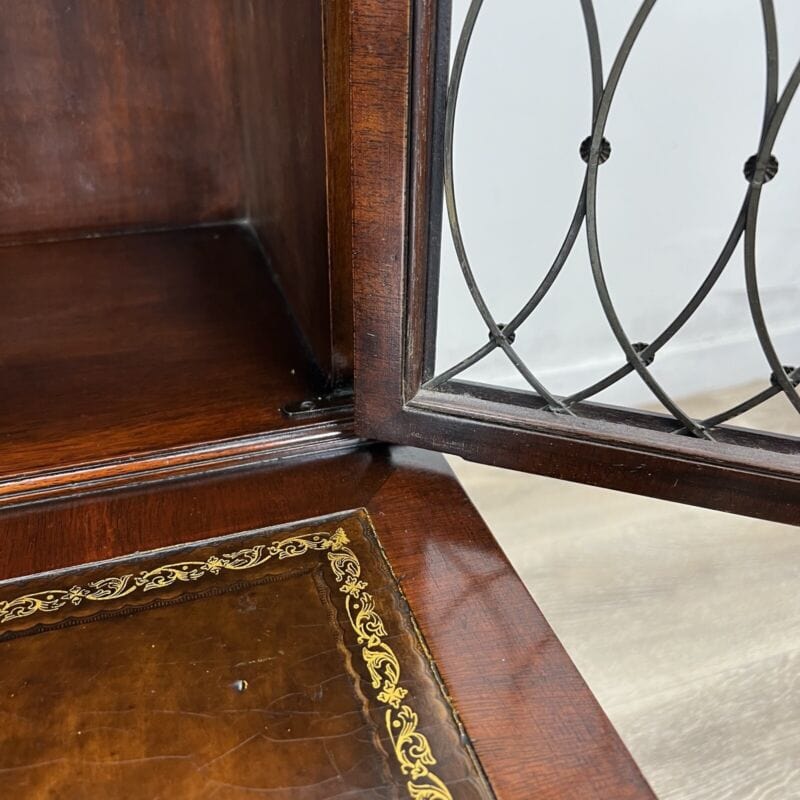 Tavolino tavolo antico ad angolo da salotto basso in legno piano pelle anni 1950 Categoria Tavoli - tavolinetti