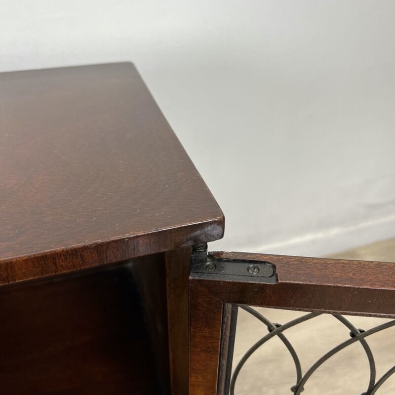 Tavolino tavolo antico ad angolo da salotto basso in legno piano pelle anni 1950 Categoria Tavoli - tavolinetti