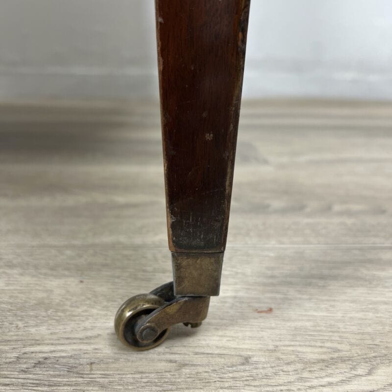 Tavolino tavolo antico ad angolo da salotto basso in legno piano pelle anni 1950 Categoria Tavoli - tavolinetti