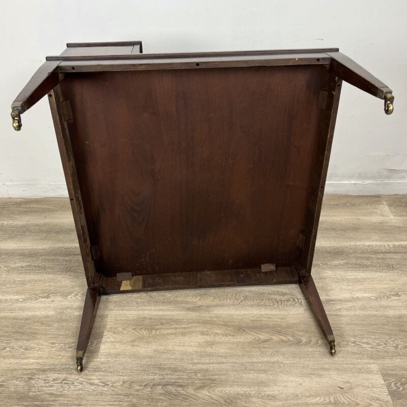 Tavolino tavolo antico ad angolo da salotto basso in legno piano pelle anni 1950 Categoria Tavoli - tavolinetti