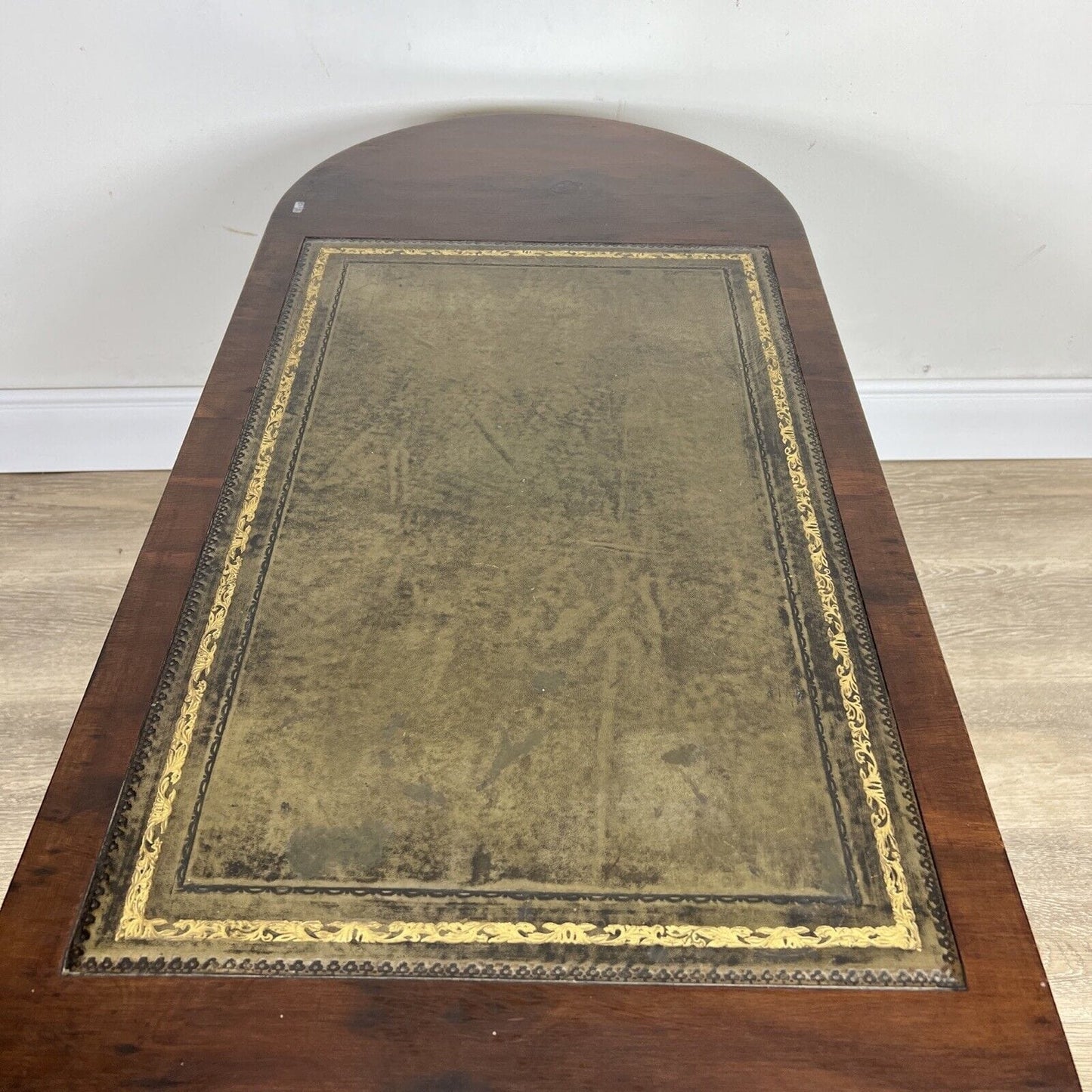 Tavolino tavolo antico da per salotto basso in legno piano pelle verde vintage Categoria  Tavoli - tavolinetti