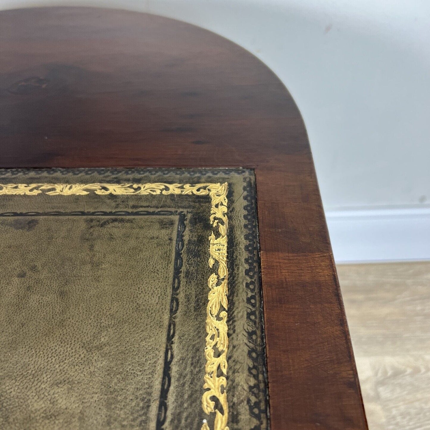 Tavolino tavolo antico da per salotto basso in legno piano pelle verde vintage Categoria  Tavoli - tavolinetti