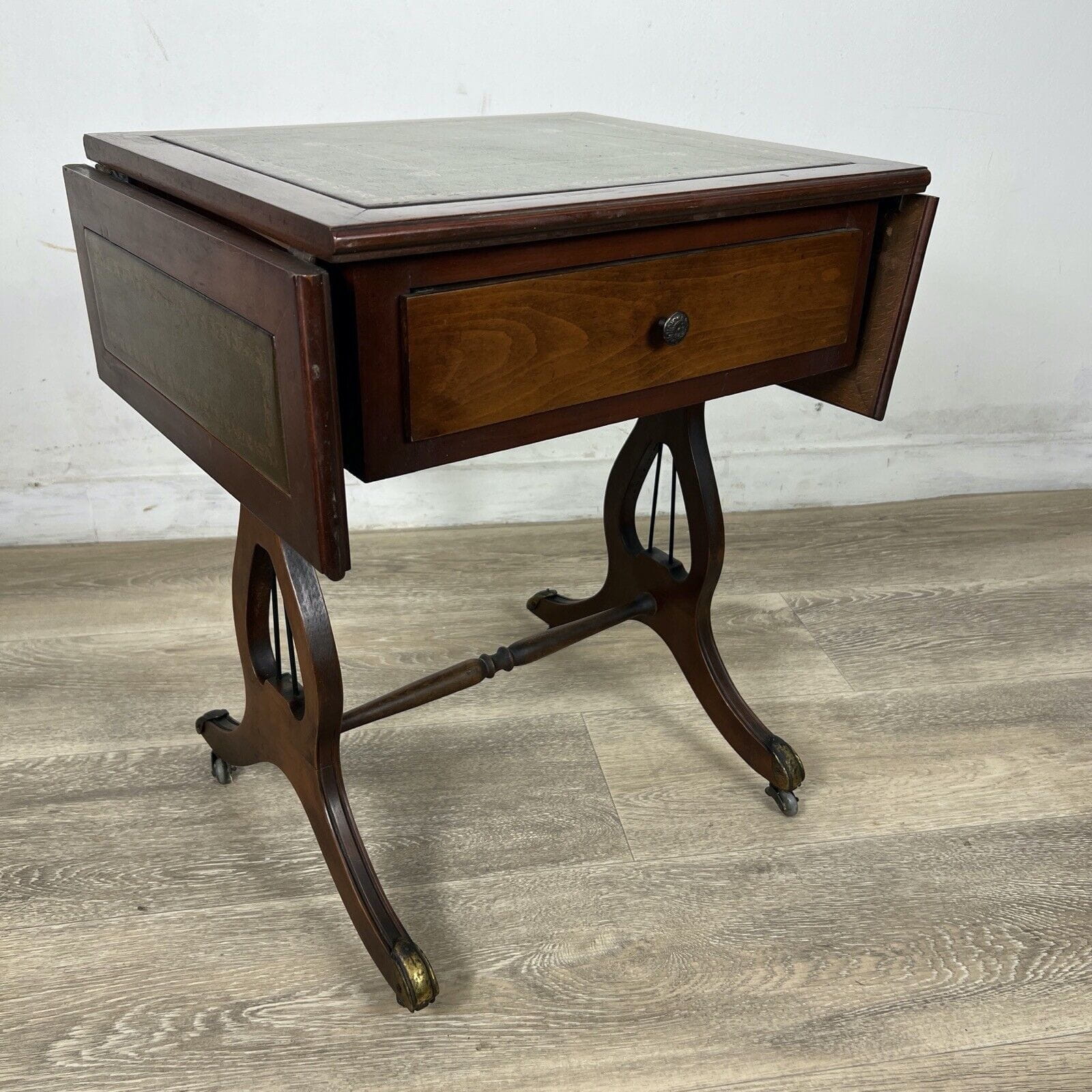 Tavolino tavolo antico da salotto basso in legno piano pelle con alette vintage Categoria  Tavoli - tavolinetti